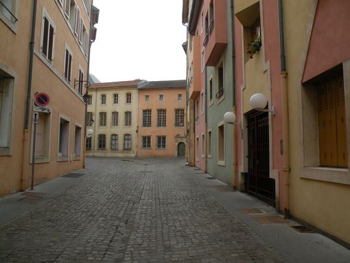  rue de la Charité et ses façades multicolores